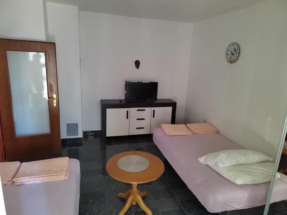 Apartments Mali Mate ตรีบูนย์ ภายนอก รูปภาพ