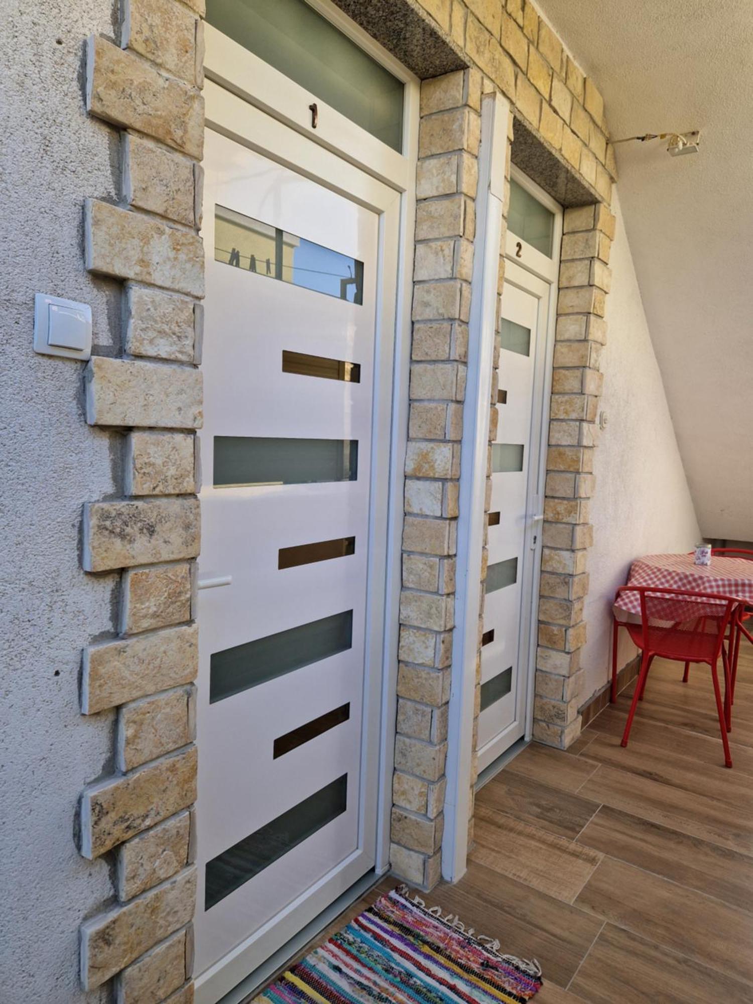 Apartments Mali Mate ตรีบูนย์ ภายนอก รูปภาพ