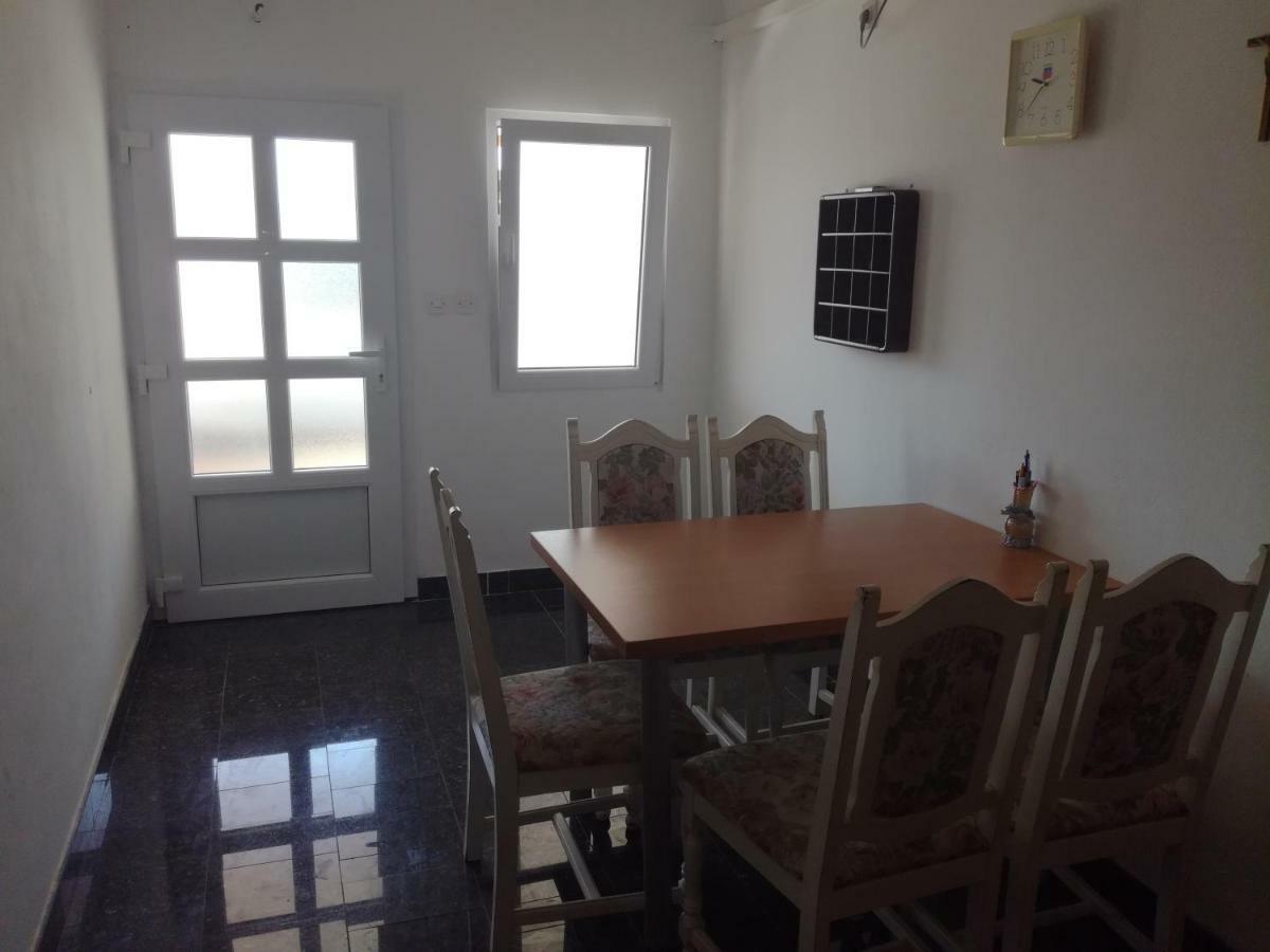 Apartments Mali Mate ตรีบูนย์ ภายนอก รูปภาพ