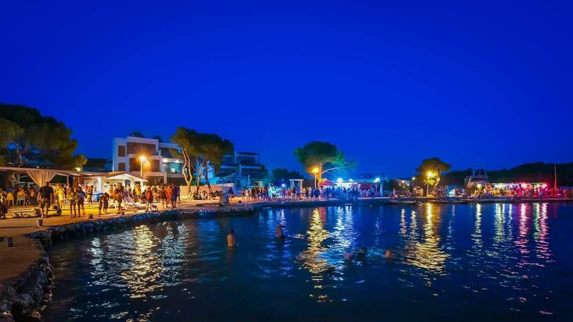 Apartments Mali Mate ตรีบูนย์ ภายนอก รูปภาพ