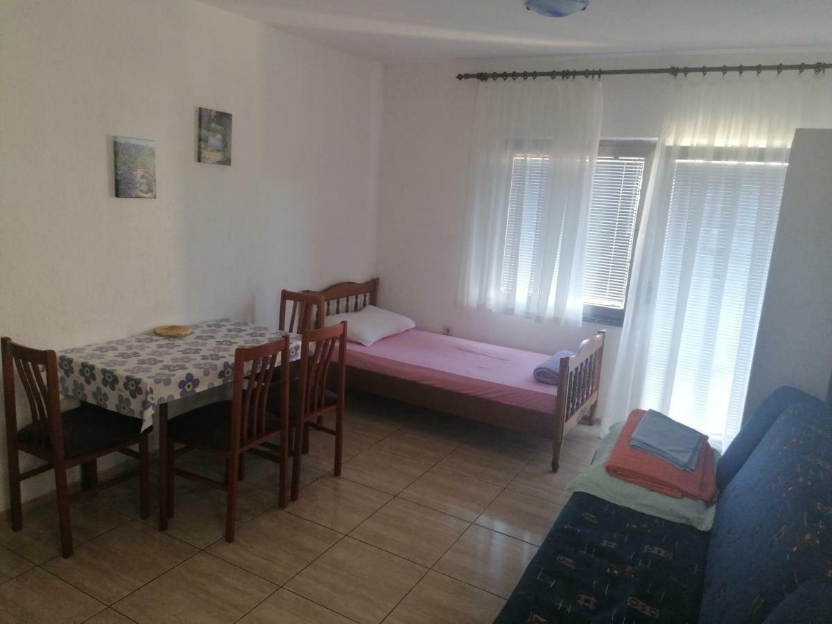Apartments Mali Mate ตรีบูนย์ ภายนอก รูปภาพ